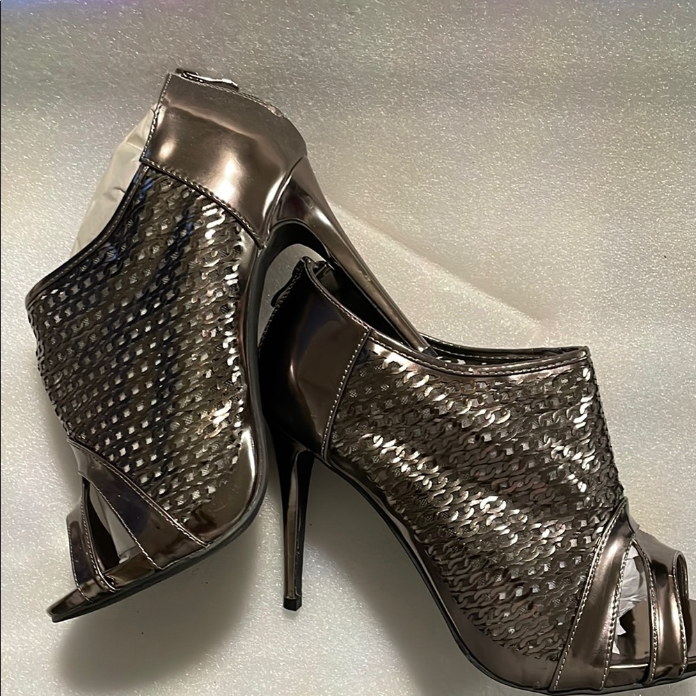 NWOT. Ashley Stewart Silver Gray Heels with Glittery Accents - Picture 6 of 9